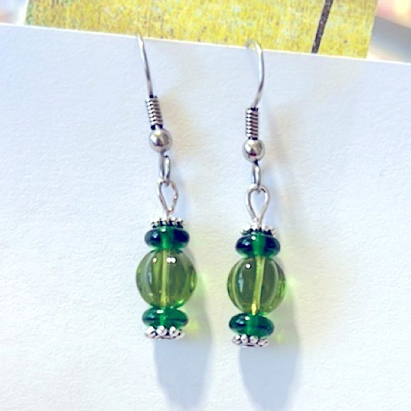 🍀Lovely Greens Shades Glass Beaded Dangle Earrings Silver Fishhook Handcrafted - Picture 3 of 16